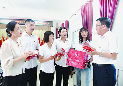 為幫扶對(duì)象捐贈(zèng)愛心慈善卡